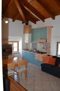 a kitchen and dining room with a table and a couch at Casa River - CIPAT 022006-AT-059712 in Arco
