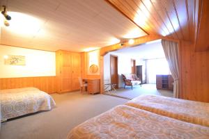 Voodi või voodid majutusasutuse Hôtel Ecureuil Villars toas
