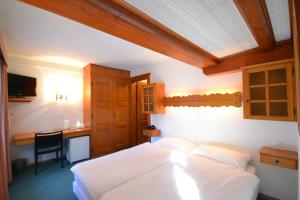 Voodi või voodid majutusasutuse Hôtel Ecureuil Villars toas