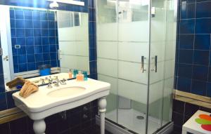 ジャルディーニ・ナクソスにあるTeocle Beach roomsのバスルーム(洗面台、ガラス張りのシャワー付)