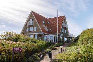 een huis aan de zijkant van een heuvel bij Villa Parnassia in Bergen aan Zee