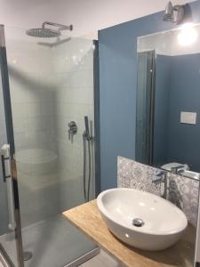 La salle de bains est pourvue d'un lavabo et d'une douche. dans l'établissement Casa Lavagna giardinetto, à Lavagna
