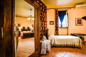 een slaapkamer met een bed en een grote spiegel bij B&B La Casa Gialla Di Luca in Mazzè