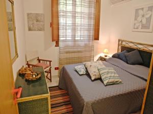 una piccola camera con letto e tavolo di Villa Le Magnolie a Cefalù