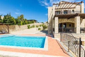 una villa con piscina di fronte a una casa di Thalia Villa, majestic landscape of South Crete, By ThinkVilla a Lefkogeia