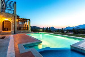 Bazén v ubytování Thalia Villa, majestic landscape of South Crete, By ThinkVilla nebo v jeho okolí + 19 fotografií