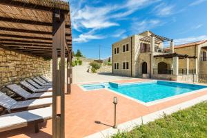 vista esterna di una villa con piscina di Thalia Villa, majestic landscape of South Crete, By ThinkVilla a Lefkogeia