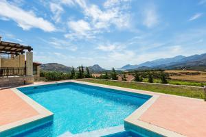 una piscina con vista sulle montagne di Thalia Villa, majestic landscape of South Crete, By ThinkVilla a Lefkogeia