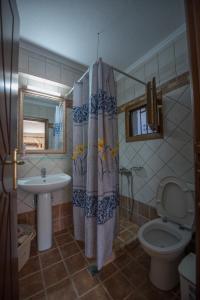 Koupelna v ubytování Caryatis Ntoridis Studios & Apartments in Afitos