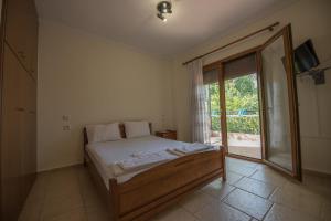 Postel nebo postele na pokoji v ubytování Caryatis Ntoridis Studios & Apartments in Afitos