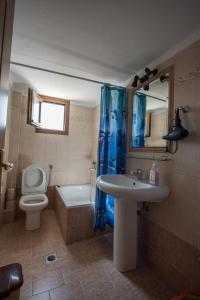 Koupelna v ubytování Caryatis Ntoridis Studios & Apartments in Afitos + 37 fotografií