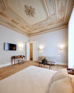 1 dormitorio con 1 cama con techo artesonado en The Rex Hotel, en Oporto