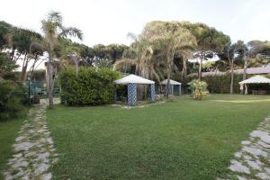 A garden outside Hotel Club Sabbiadoro