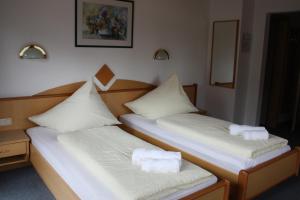 Łóżko lub łóżka w pokoju w obiekcie Pension Sattelkopf