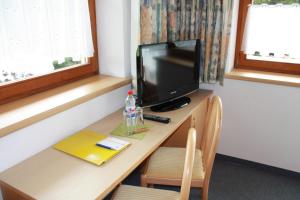Telewizja i/lub zestaw kina domowego w obiekcie Pension Sattelkopf