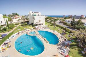 einen Blick über den Pool eines Resorts in der Unterkunft Alvorférias Premium in Alvor