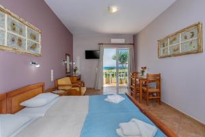 科林瓦里奧的住宿－伊利諾蘭夢想酒店，一间卧室配有一张带蓝色毯子的大床