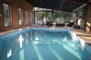 una gran piscina en una casa con en Chambres d'Hotes Lorengrain en Bruyères-et-Montbérault