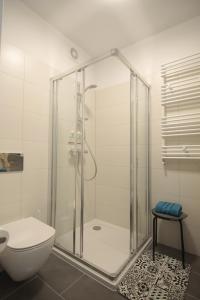 Kúpeľňa v ubytovaní AL-DOM apartamenty Kniewskiego 11 Kolobrzeg + 10 fotografií