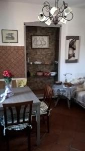 a dining room with a table and chairs and a bed at La Dea Bendata in Piazza Armerina