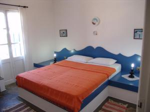 ein blau-weißes Schlafzimmer mit einem großen Bett in der Unterkunft Hotel Aegean Home Studios & Apartments in Masouri