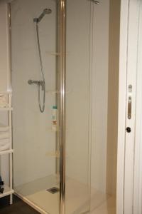 cabina de ducha con puerta de cristal en Apartamento Ribes Valencia, en Valencia