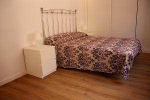 バレンシアにあるApartamento Ribes Valenciaの小さなベッドルーム(ベッド1台、ナイトスタンド付)