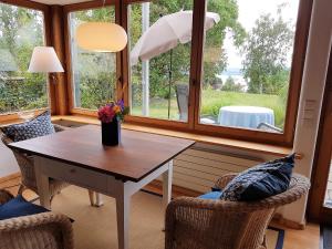 Zimmer mit einem Tisch, Stühlen und einem Fenster in der Unterkunft Apartment St. Leonhard in Überlingen