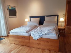 2 Betten nebeneinander in einem Zimmer in der Unterkunft Apartment St. Leonhard in Überlingen