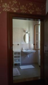 a bathroom with a sink and a mirror at Měšťanský Dům in Rožmberk nad Vltavou