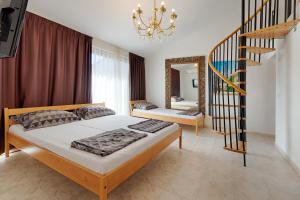 sypialnia z łóżkiem, schodami i lustrem w obiekcie Rooms & Apartments Hegic w mieście Zadar