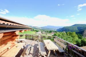 San FeliceにあるAgriturismo Reinhofのテーブルとベンチ付きのバルコニーから眺めの良い景色を楽しめます。