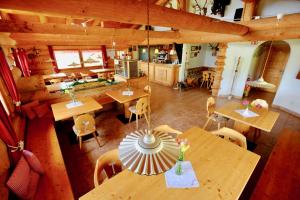San Felice的住宿－Agriturismo Reinhof，小屋内的餐厅及厨房的顶部景色