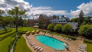 uma vista aérea de um hotel com uma piscina em The Otesaga Resort Hotel em Cooperstown