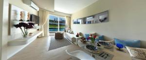 a living room with a couch and a table at Baan Suan Lalana in Jomtien Beach