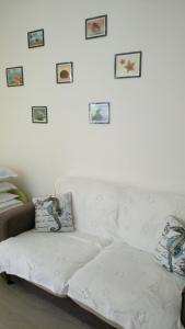 サニービーチにあるSunny View Centralの白いソファ付きのリビングルーム(壁に絵画あり)