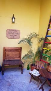 una habitación con un banco y un cartel en la pared en Casa Colonial Cejas, en Santa Cruz de Tenerife