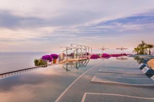 プエルト・バジャルタにあるGrand Miramar All Luxury Suites & Residencesの海の景色を望むスイミングプール