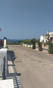 パトゥにあるTorre San Gregorio Casa Vacanzeの海を背景に空き道