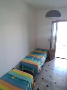 トッレ・デル・オルソにあるTorre Di Omeroのベッド2台が備わる部屋