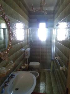 トッレ・デル・オルソにあるTorre Di Omeroのバスルーム(洗面台、トイレ、鏡付)