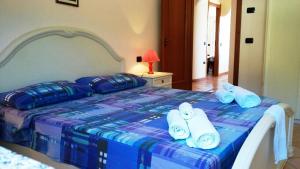 Una cama con toallas y almohadas encima. en Tropea Zambrone en Zambrone