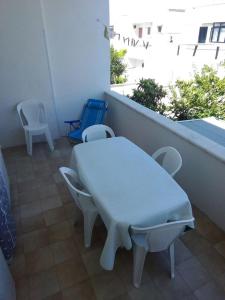 トッレ・デル・オルソにあるTorre Di Omeroの白いテーブルと椅子付きのバルコニー