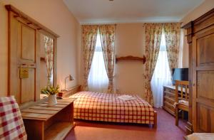 sypialnia z łóżkiem, biurkiem i oknami w obiekcie Hotel Magnes w Szklarskiej Porębie