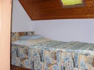 Postel nebo postele na pokoji v ubytování Familia Nyaraló 87