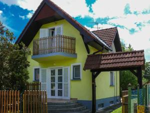 バラトンフェニヴェシュにあるFamilia Nyaraló 87の黄色の家(バルコニー付)