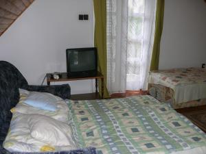 Postel nebo postele na pokoji v ubytování Familia Nyaraló 87