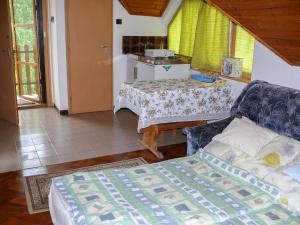 バラトンフェニヴェシュにあるFamilia Nyaraló 87のリビングルーム(ベッド1台付)、キッチンが備わります。