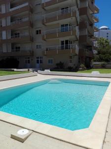 uma piscina em frente a um edifício em Marina Apartment em Portimão