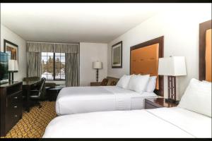 Un pat sau paturi într-o cameră la Holiday Inn West Yellowstone, an IHG Hotel